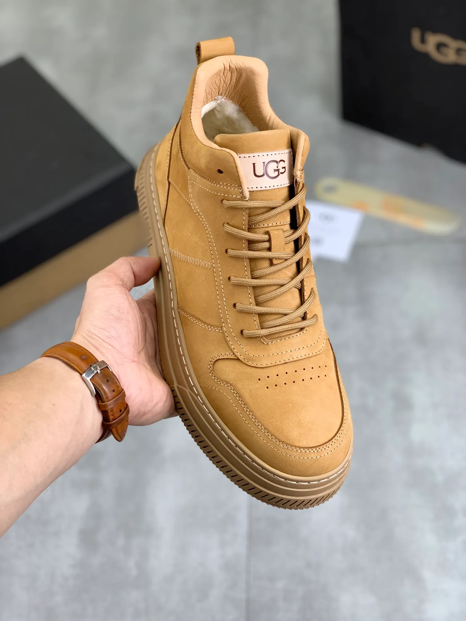 Men's Men's Shoes P620 [New Style] 💰 🆘 "Real Wool" [UGG] 👉 Popular men's shoes official website synchronization 🔰 Genuine quality [proud] is not comparable to the imitations in the general market 🌀 The upper is imported Italian frosted cowhide, and the lining: foot pad 🅰️ grade 🐑 real wool 👻 Only Grade A can show the effect The hand feels smooth and delicate 🔱The shoe shape is grand, only genuine factories can achieve it 🎄The perfect toughness of the original outsole 👻⬛️ allows customers to bid farewell to one-time consumption. Real wool lining, super warm. 3️⃣Colors available Sizes: 38-44